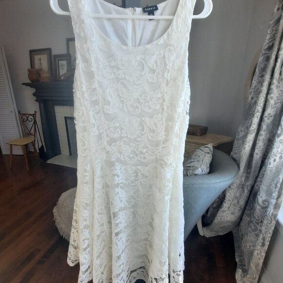 Fitted Torrid lace dress with flare skirt, fully lined, knee length, romantic - Picture 4 of 9